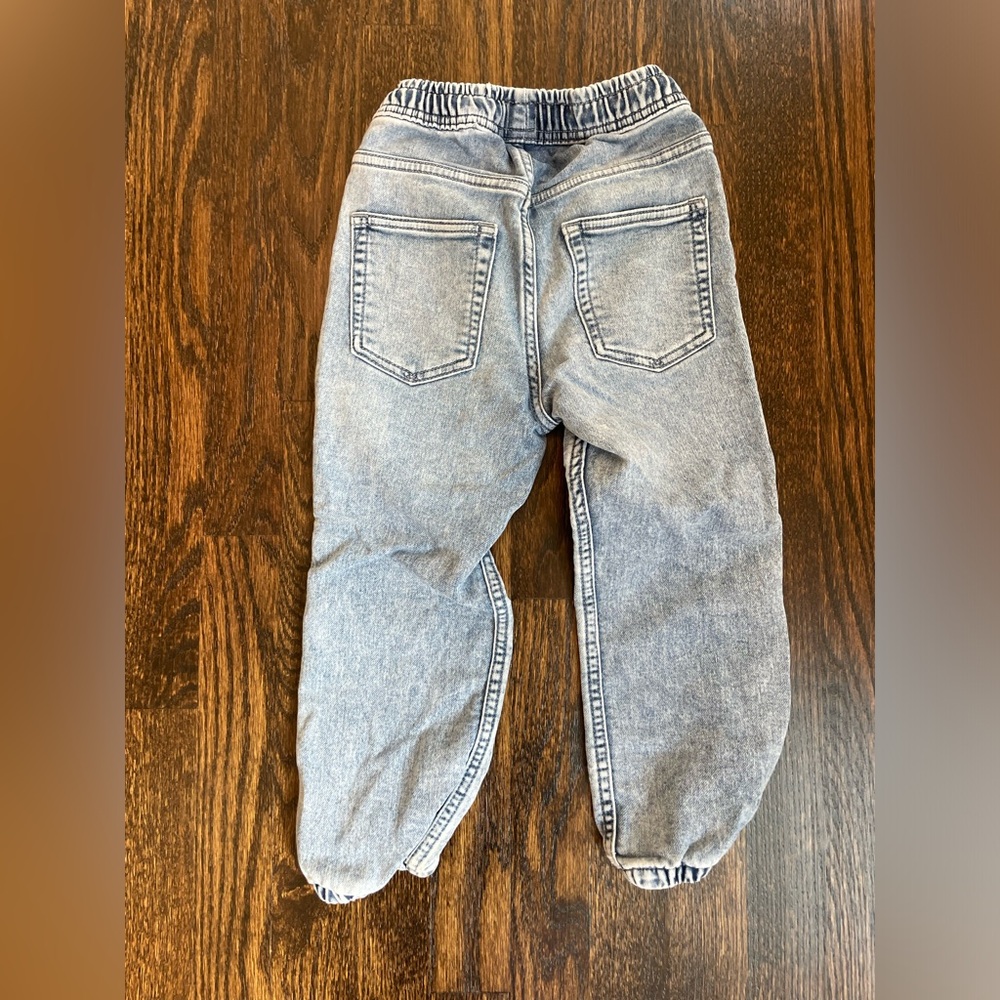 Size 5 Like New Condition Gap jeans - Picture 4 of 4